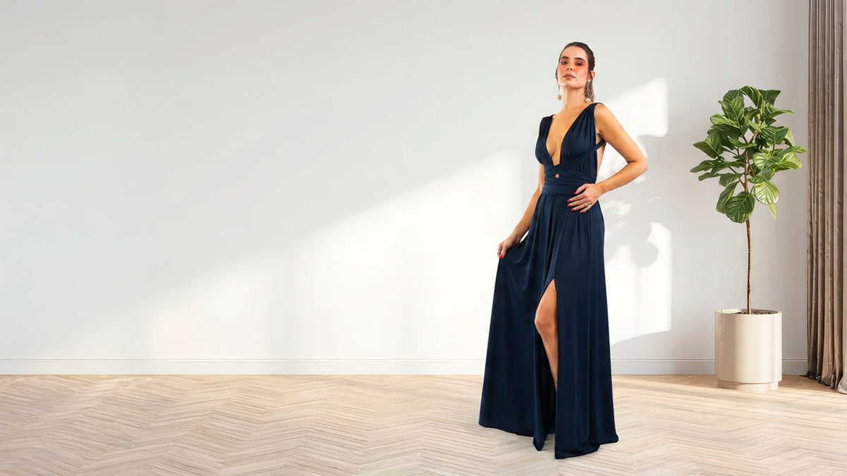 Modelo caminando con vestido corto verde oliva sobre un fondo beige
