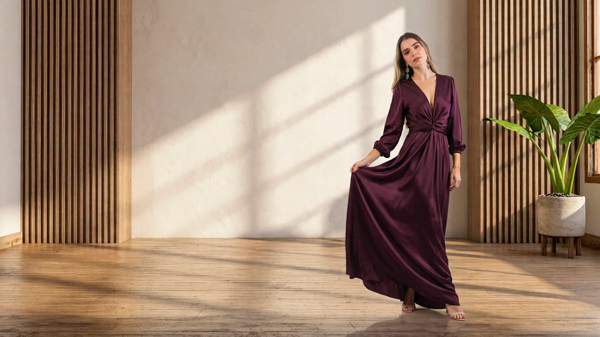 Modelo con vestido terracota de un hombro en un patio de estilo mediterráneo